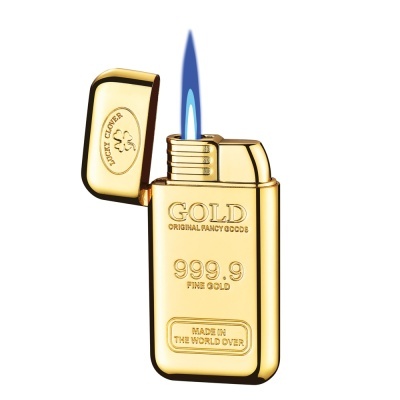 Isqueiro metálico dourado com inscrições em relevo e chama azul acesa.