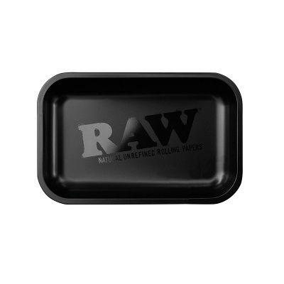 Tabuleiro preto de metal com texto RAW NATURAL UNREFINED ROLLING PAPERS no centro