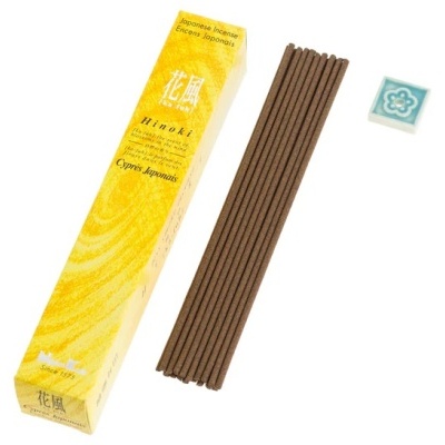 Caixa amarela de incenso Hinoki, varetas marrons e suporte azul claro com padrão floral.
