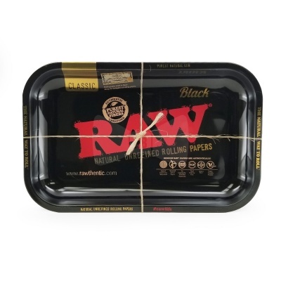 Tabuleiro metálico preto para enrolar tabaco com texto RAW vermelho e detalhes dourados