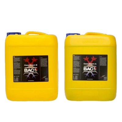 Dois recipientes amarelos grandes de plástico com rótulos preto, azul, vermelho e branco