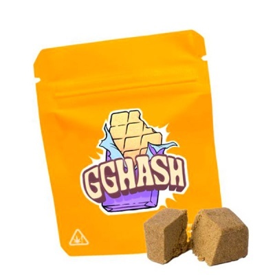 Embalagem amarela com texto GGHASH e pedaços castanhos