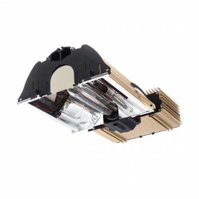 Lâmpada industrial com refletor prateado e estrutura dourada