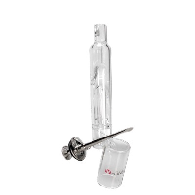 Dispositivo de vidro transparente com haste metálica e copo, com logótipo V-ONE.