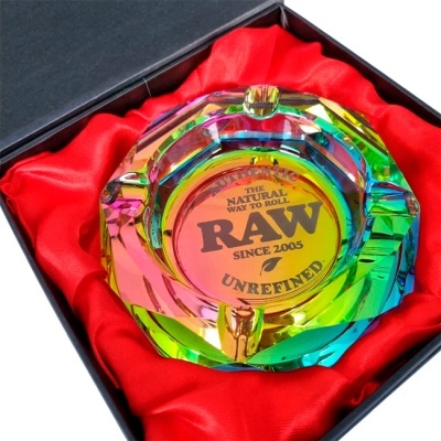 Cinzeiro de vidro colorido com texto RAW na caixa preta com forro vermelho