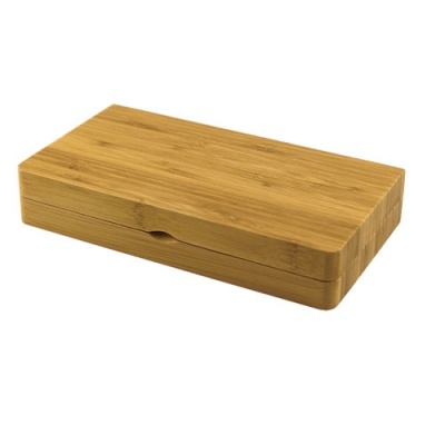 Caixa retangular de madeira clara com tampa encaixada