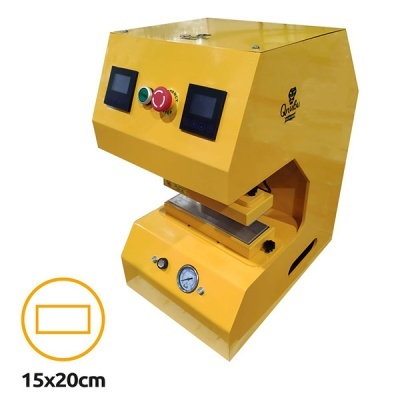 Máquina industrial amarela com botões e dois ecrãs digitais para impressão.