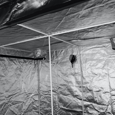 Tenda preta e cinza com estrutura metálica branca e interior reflexivo