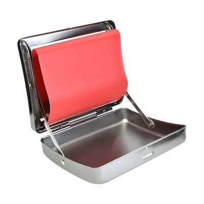 Sanduicheira metálica aberta com placa vermelha emborrachada