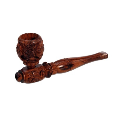Cachimbo de madeira escura entalhada com decoração floral