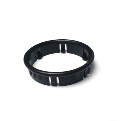 Anel de plástico preto com ranhuras e recortes