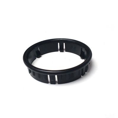 Anel plástico preto com ranhuras verticais em fundo branco