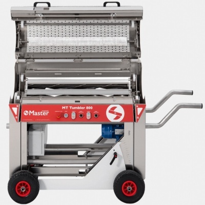 Máquina industrial MT Tumbler 800 da Master, metálica com painel vermelho e rodas.