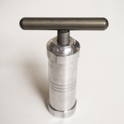 Ferramenta de aço inoxidável com punho preto sobre fundo branco