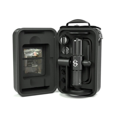 Estojo rígido preto com dispositivo cilíndrico e acessórios