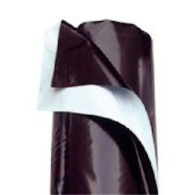 Rolo de material preto brilhante com interior branco