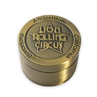 Moedor redondo dourado com texto Lion Rolling Circus e nomes de cidades