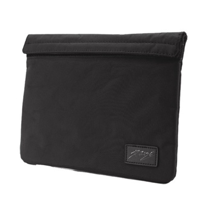 Bolsa preta para portátil com fecho dobrável e etiqueta com texto