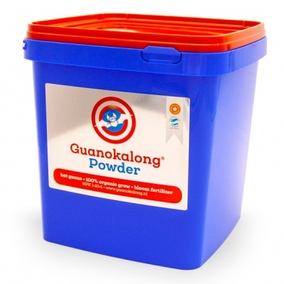 Recipiente azul com tampa laranja contendo fertilizante Guanokalong Powder.