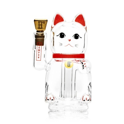 Gato da sorte transparente em vidro com detalhes vermelhos e recipiente com texto HEMPER