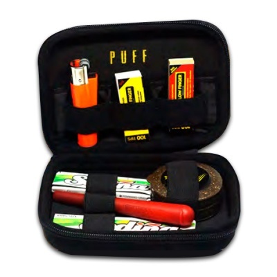 Estojo preto aberto com isqueiro laranja, maços de papel, pacotes JON FINGER PUFF, rolo de fita e objeto vermelho cilíndrico