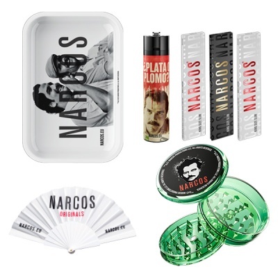 Produtos promocionais Narcos incluindo tabuleiro, isqueiros, leque e moedor