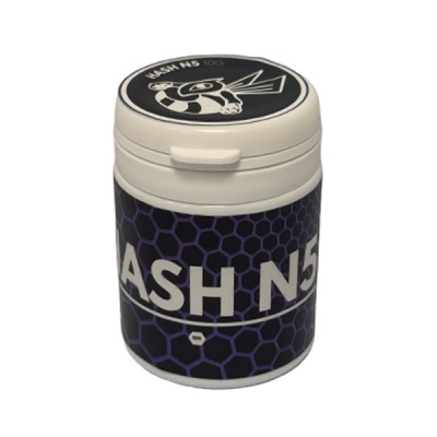Frasco branco com etiqueta preta com padrão hexagonal roxo e texto ASH N5