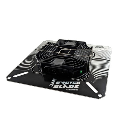 Dispositivo elétrico preto com grelha metálica e base preta com texto LUMii SWITCH BLADE