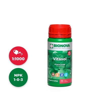 Frasco verde com tampa vermelha de fertilizante BIONOVA Vitasol com rótulo verde e detalhes em branco e vermelho