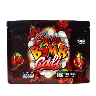 Embala preta com cerejas e texto Cherry BOMB Cali com rótulos de CBD e THC