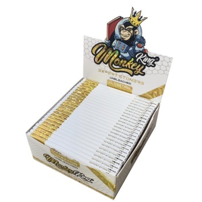 Caixa aberta com vários pacotes de papel de enrolar Monkey King em branco e dourado