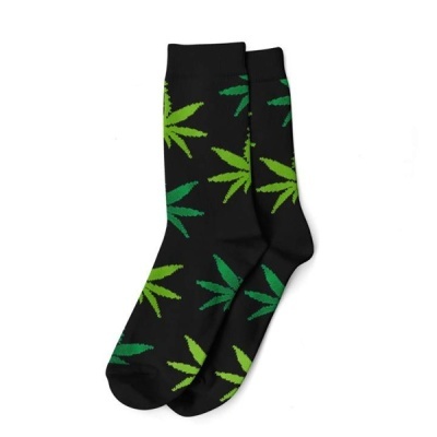 Meias pretas com folhas verdes