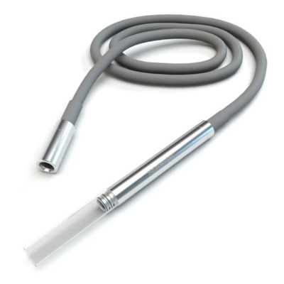 Cabo flexível cinza com extremidades metálicas prateadas e ponta transparente
