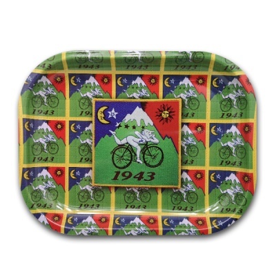 Tabuleiro rectangular colorido com padrão repetido de figura branca em bicicleta e número 1943