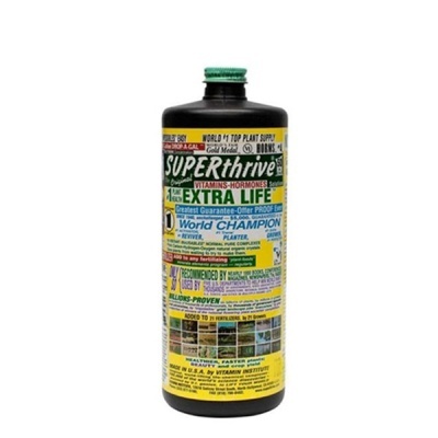 Frasco preto de suplemento para plantas Superthrive com rótulo amarelo e verde