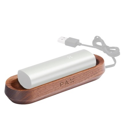 Carregador portátil prateado com base de madeira e cabo USB
