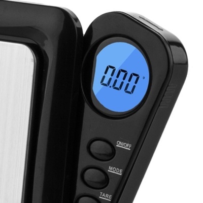 Balança digital de cozinha com visor azul e botões pretos