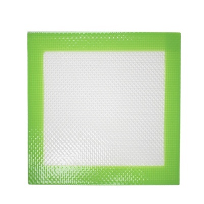 Tapete de silicone quadrado branco com borda verde, textura em relevo