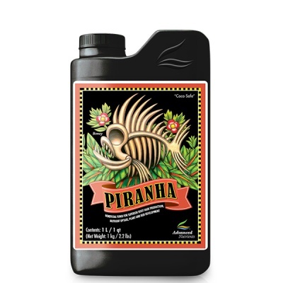 Frasco preto com rótulo colorido de peixe esqueleto Piranha