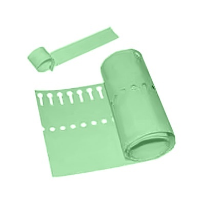 Rolo verde com fita adesiva e pedaço recortado com abas e aberturas circulares