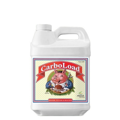 Frasco branco com etiqueta colorida de suplemento CarboLoad com porco desenhado a comer