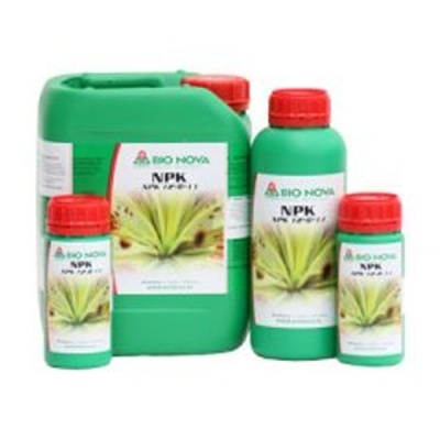 Embalagens verdes com tampa vermelha de fertilizante BIO NOVA NPK 15-10-15+TE.