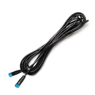 Cabo preto com pontas azuis num fundo branco
