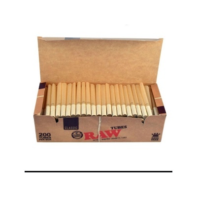 Pacote aberto com 200 tubos RAW Classic para enrolar cigarros, papel bege com filtros brancos