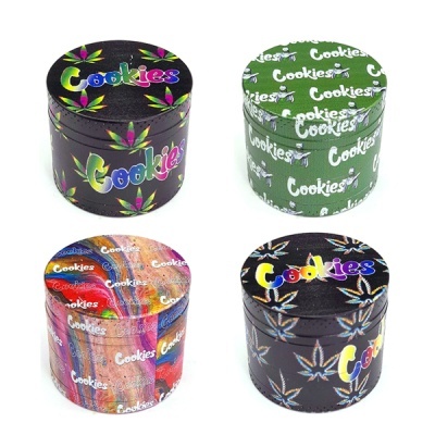 Quatro tubos cilíndricos coloridos com a palavra Cookies e padrões de folhas de marijuana.