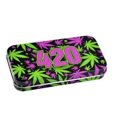 Estojo metálico decorado com folhas de cannabis e número 420