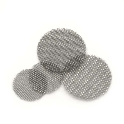 Três tampas metálicas circulares com malha fina sobre fundo branco