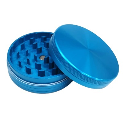 Triturador azul metálico com duas partes para moagem