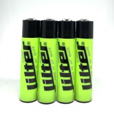 Quatro isqueiros verdes fluorescentes com tampas pretas, texto preto vertical