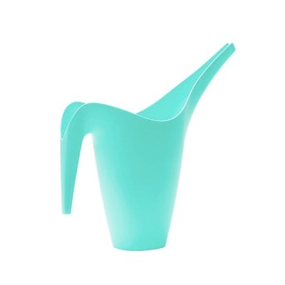 Regador de plástico azul claro com bico longo